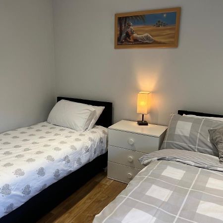 Mj Serviced Apartment Up To 6 Guest - Luxurious Living In West London Next To Tube Station & Central London Hanwell Kültér fotó
