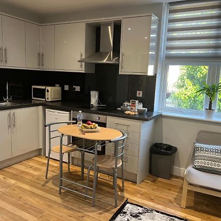 Mj Serviced Apartment Up To 6 Guest - Luxurious Living In West London Next To Tube Station & Central London Hanwell Kültér fotó