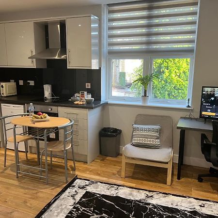 Mj Serviced Apartment Up To 6 Guest - Luxurious Living In West London Next To Tube Station & Central London Hanwell Kültér fotó