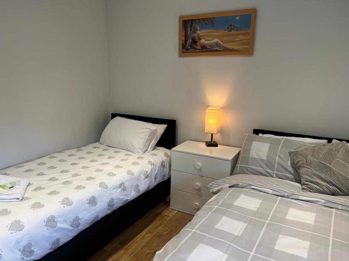 Mj Serviced Apartment Up To 6 Guest - Luxurious Living In West London Next To Tube Station & Central London Hanwell Kültér fotó