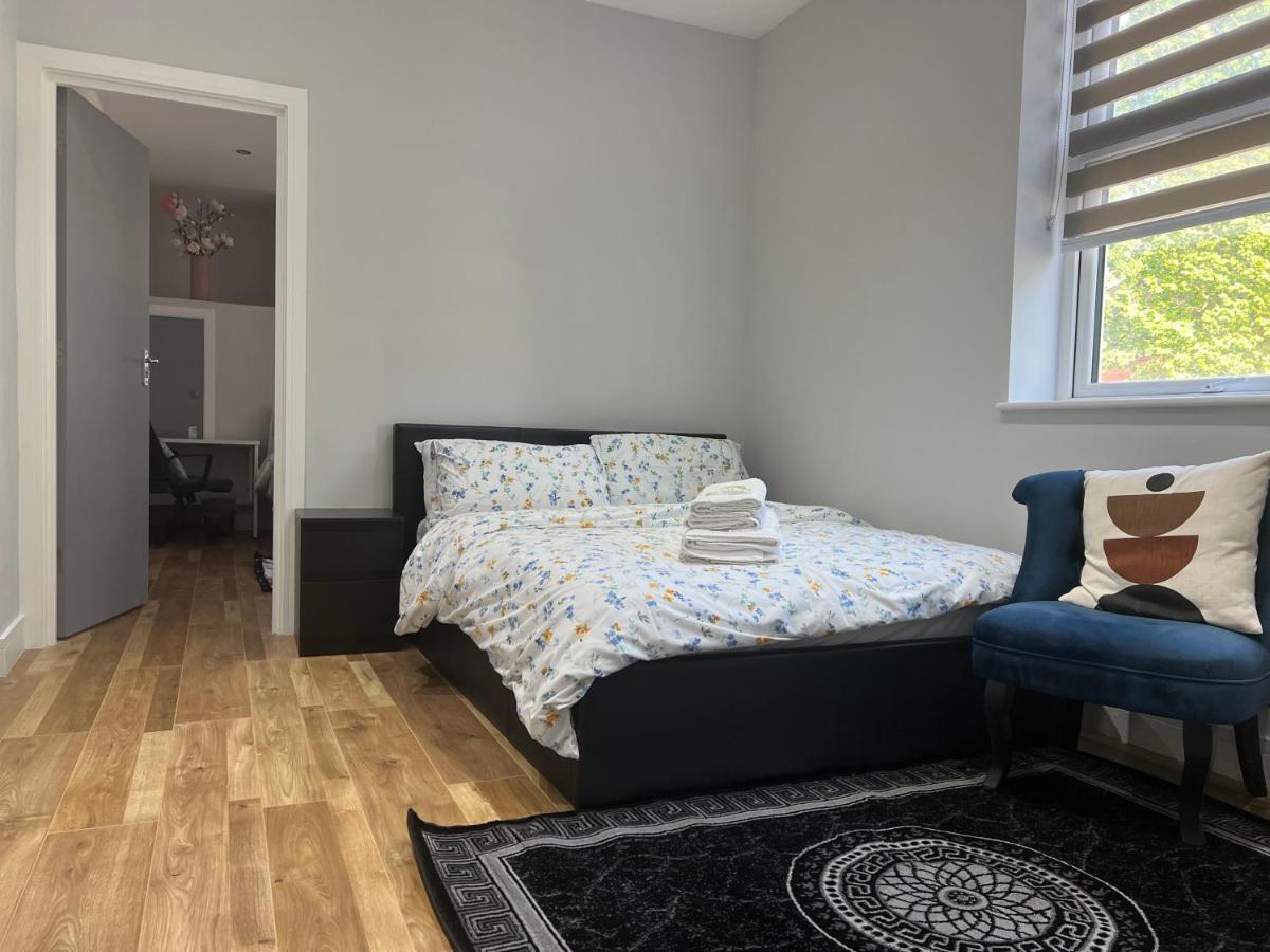 Mj Serviced Apartment Up To 6 Guest - Luxurious Living In West London Next To Tube Station & Central London Hanwell Kültér fotó