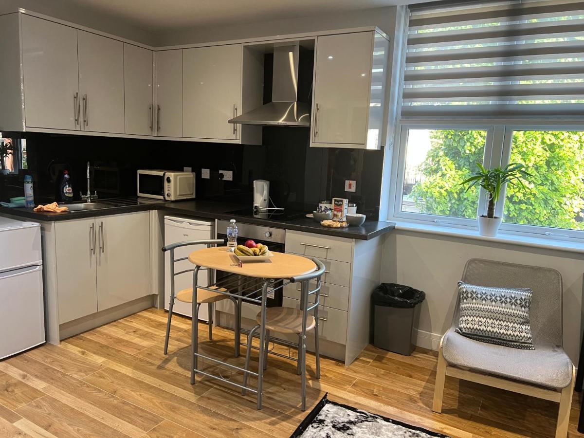 Mj Serviced Apartment Up To 6 Guest - Luxurious Living In West London Next To Tube Station & Central London Hanwell Kültér fotó