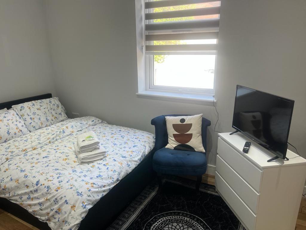Mj Serviced Apartment Up To 6 Guest - Luxurious Living In West London Next To Tube Station & Central London Hanwell Kültér fotó
