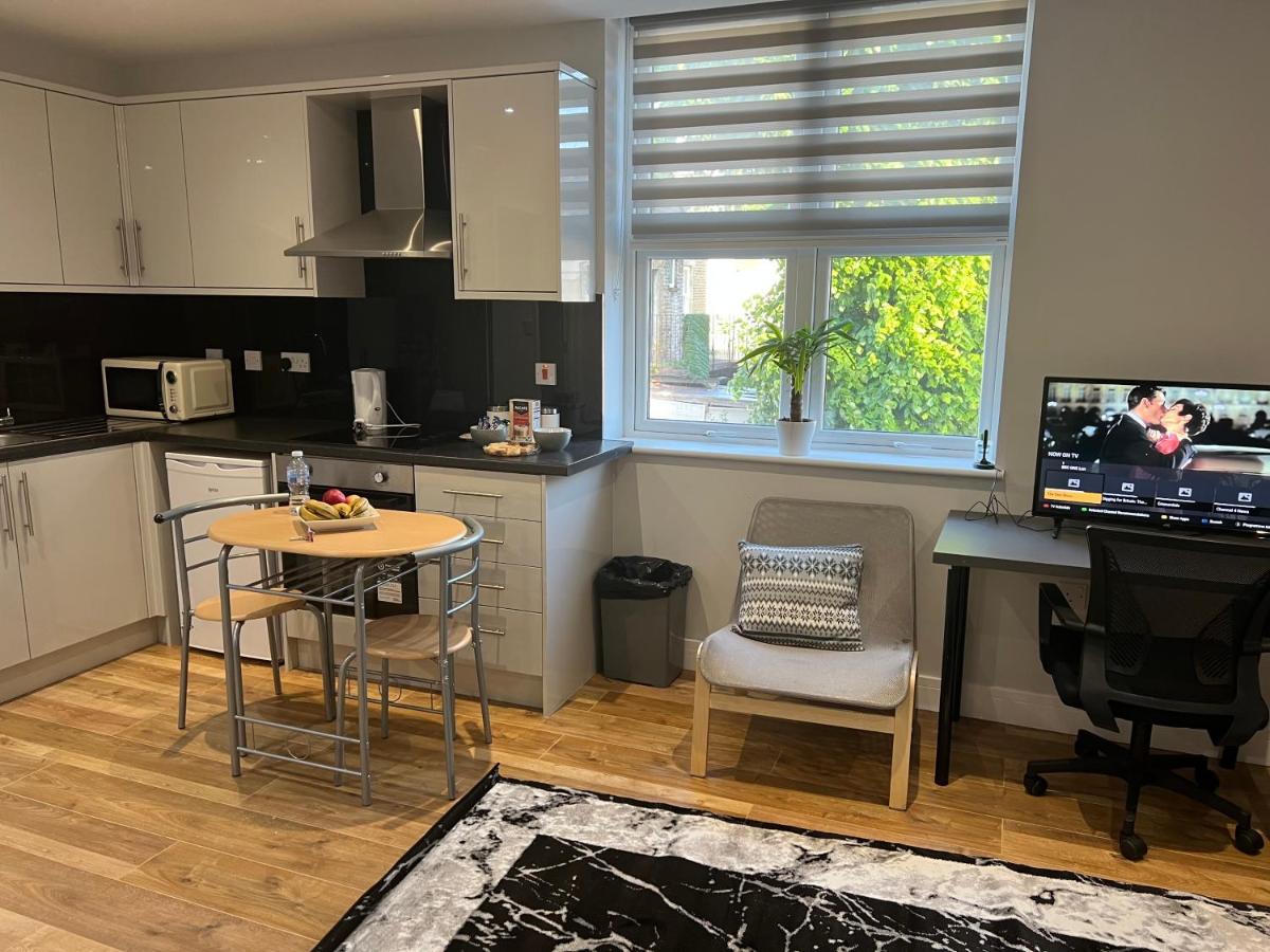 Mj Serviced Apartment Up To 6 Guest - Luxurious Living In West London Next To Tube Station & Central London Hanwell Kültér fotó
