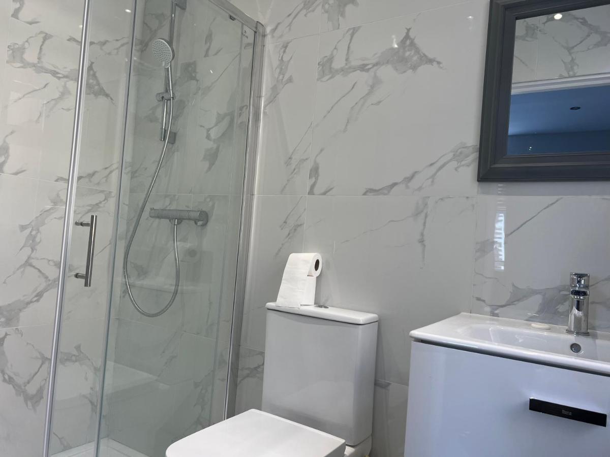 Mj Serviced Apartment Up To 6 Guest - Luxurious Living In West London Next To Tube Station & Central London Hanwell Kültér fotó